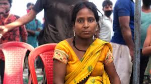 കാൽനടയായും ട്രക്കിലുമായി 900 കിലോമീറ്റർ താണ്ടി ഗർഭിണി; വഴിമധ്യേ പെൺകുഞ്ഞിന് ജന്മം നൽകി കാൽനടയായും ട്രക്കിലുമായി 900 കിലോമീറ്റർ താണ്ടി ഗർഭിണി; വഴിമധ്യേ പെൺകുഞ്ഞിന് ജന്മം നൽകി